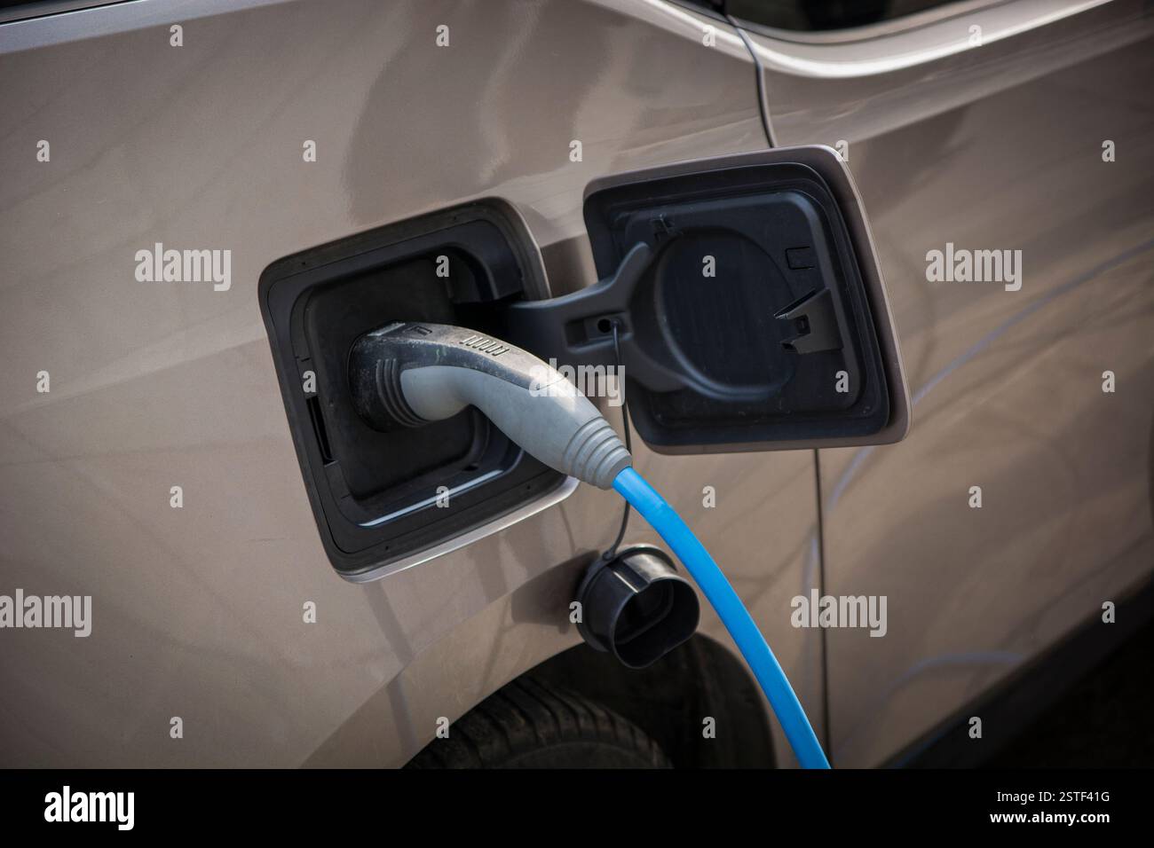 Une voiture électrique de charge Banque D'Images