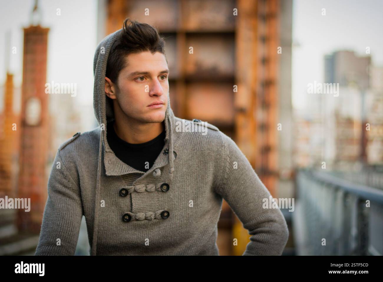 Beau jeune homme en ville, site industriel Banque D'Images