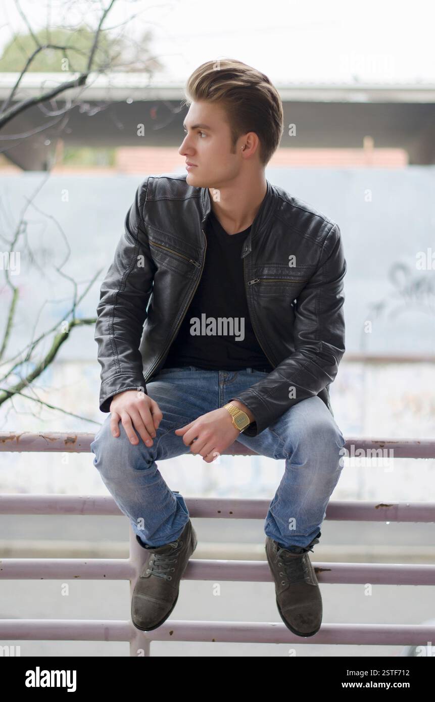 Attractive blonde jeune homme dans l'environnement de la ville Banque D'Images
