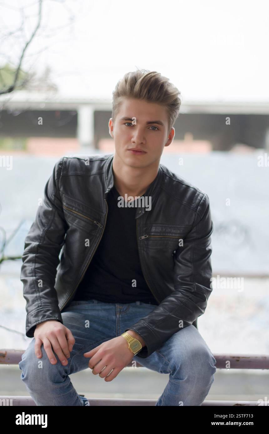 Attractive blonde jeune homme dans l'environnement de la ville Banque D'Images