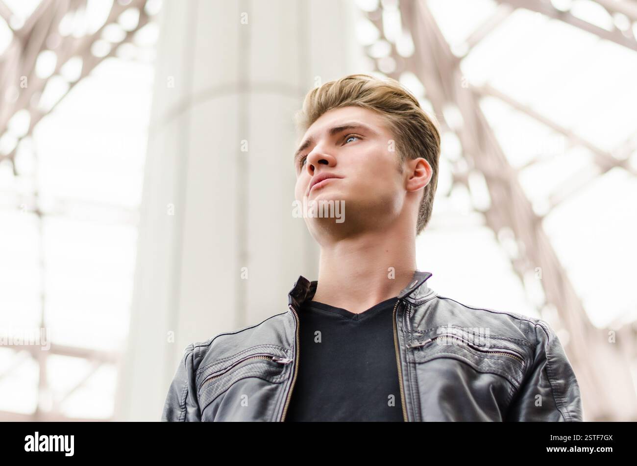 Attractive blonde jeune homme dans l'environnement de la ville Banque D'Images