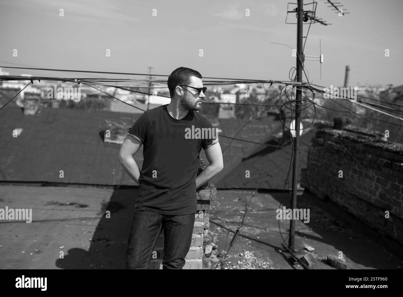 Homme confiant posant dans selvedge jeans Banque D'Images