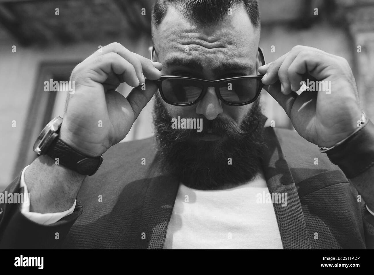 Homme barbu en arrière-plan de la vieille ville Banque D'Images