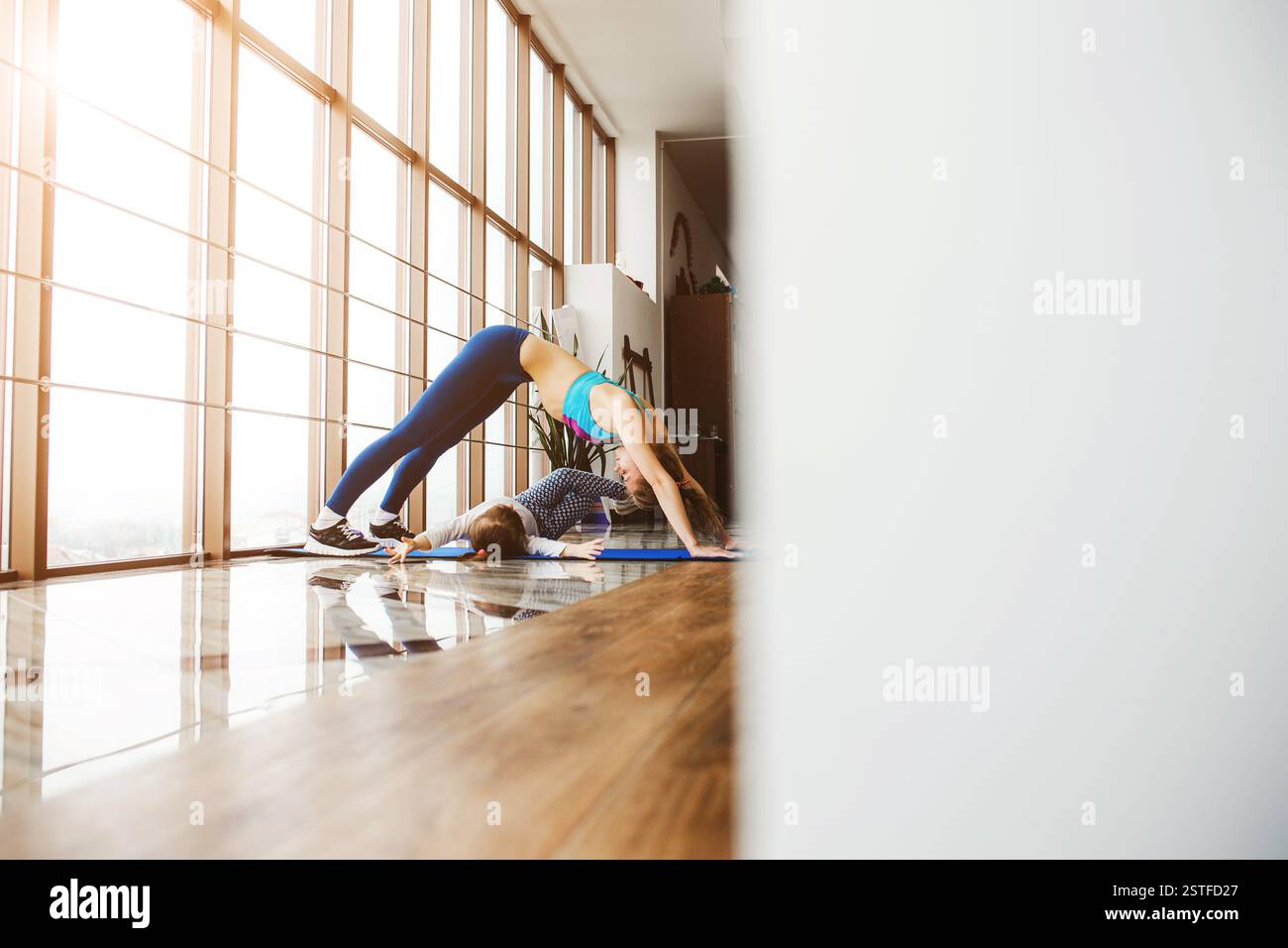 Mère et fille qui remonte dans la salle de sport Banque D'Images