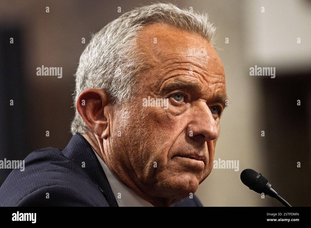 Le Comité sénatorial des finances tient une audience pour examiner la nomination de Robert F. Kennedy Jr au poste de secrétaire à la santé et aux services sociaux. Banque D'Images