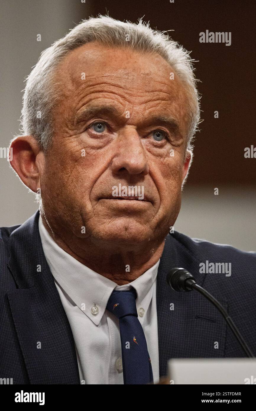 Le Comité sénatorial des finances tient une audience pour examiner la nomination de Robert F. Kennedy Jr au poste de secrétaire à la santé et aux services sociaux. Banque D'Images