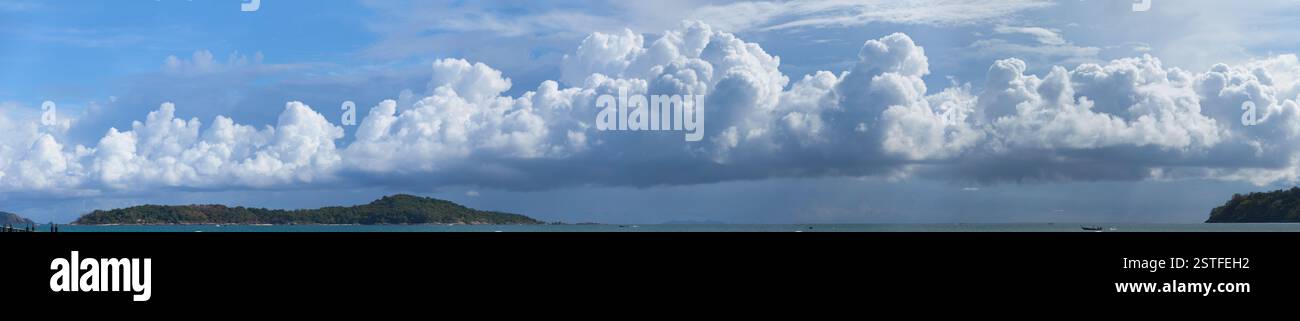 Magnifique panorama de Storm Clouds Building sur un paradis tropical Banque D'Images