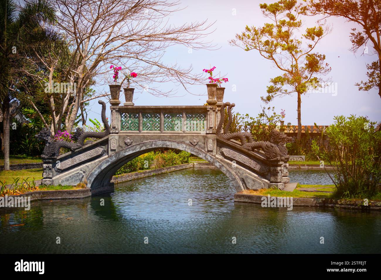 Pont orné avec motif Dragon à Tirta Gangga en Indonésie Banque D'Images