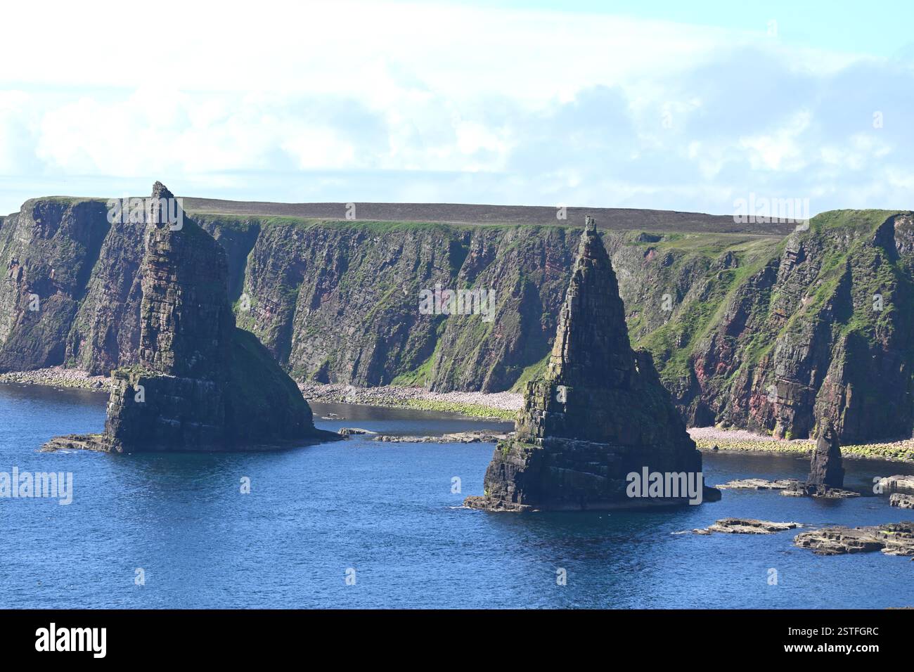 Sea-Stacks à Duncansby Head, Écosse juillet Banque D'Images