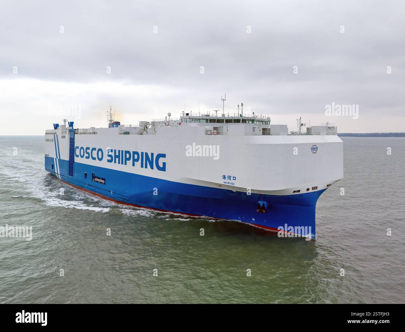 Le transporteur de voitures et de véhicules fonctionnant au GNL Hai He Kou, exploité par Cosco Shipping. Banque D'Images