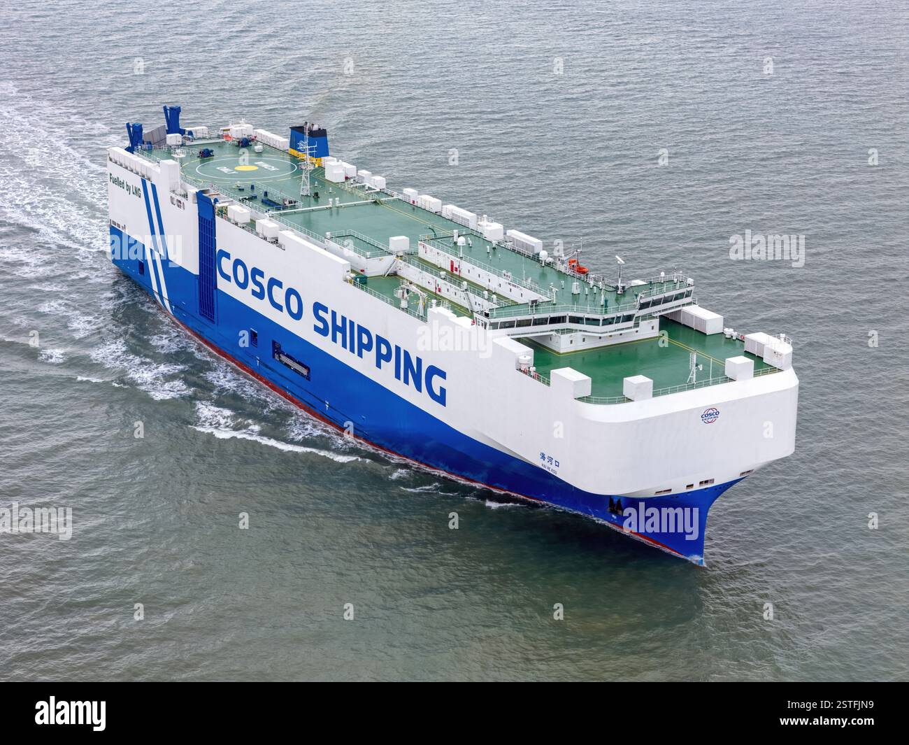Le transporteur de voitures et de véhicules fonctionnant au GNL Hai He Kou, exploité par Cosco Shipping. Banque D'Images