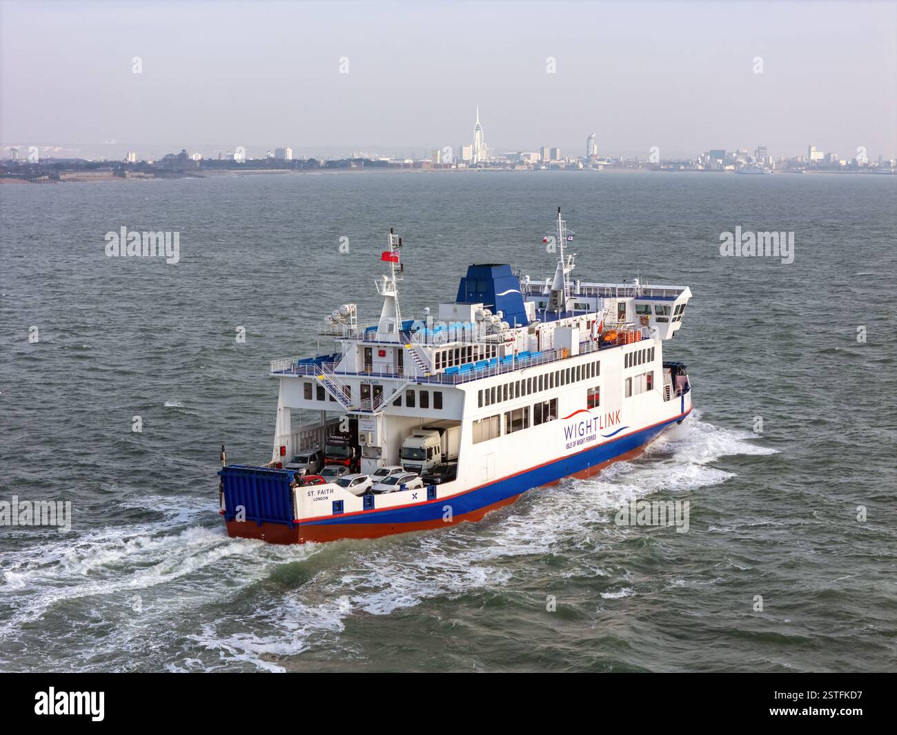 Le ferry de l'île de Wight produit Faith, exploité par Wightlink Ferries sur la route Portsmouth-Fishbourne à travers le Solent. Banque D'Images