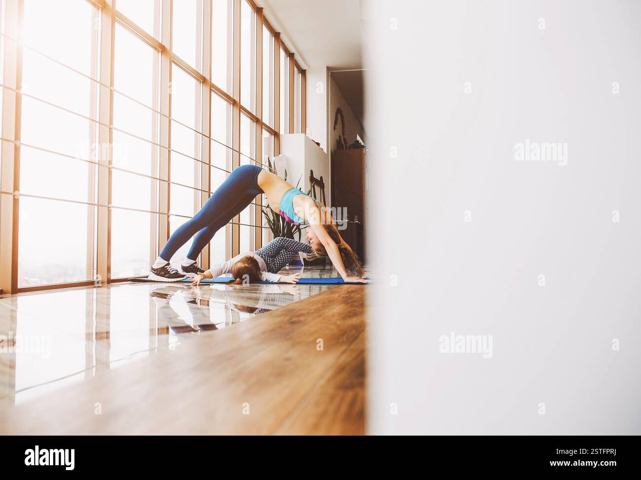 Mère et fille qui remonte dans la salle de sport Banque D'Images