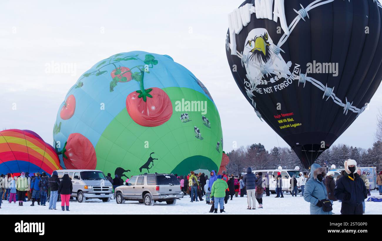 Les montgolfières gonflées lors d'un festival d'hiver par temps extrêmement froid. Wisconsin, États-Unis. Banque D'Images