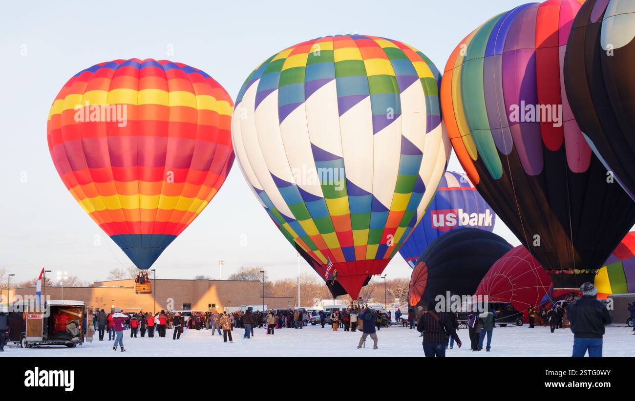 Les montgolfières gonflées lors d'un festival d'hiver par temps extrêmement froid. Wisconsin, États-Unis. Banque D'Images
