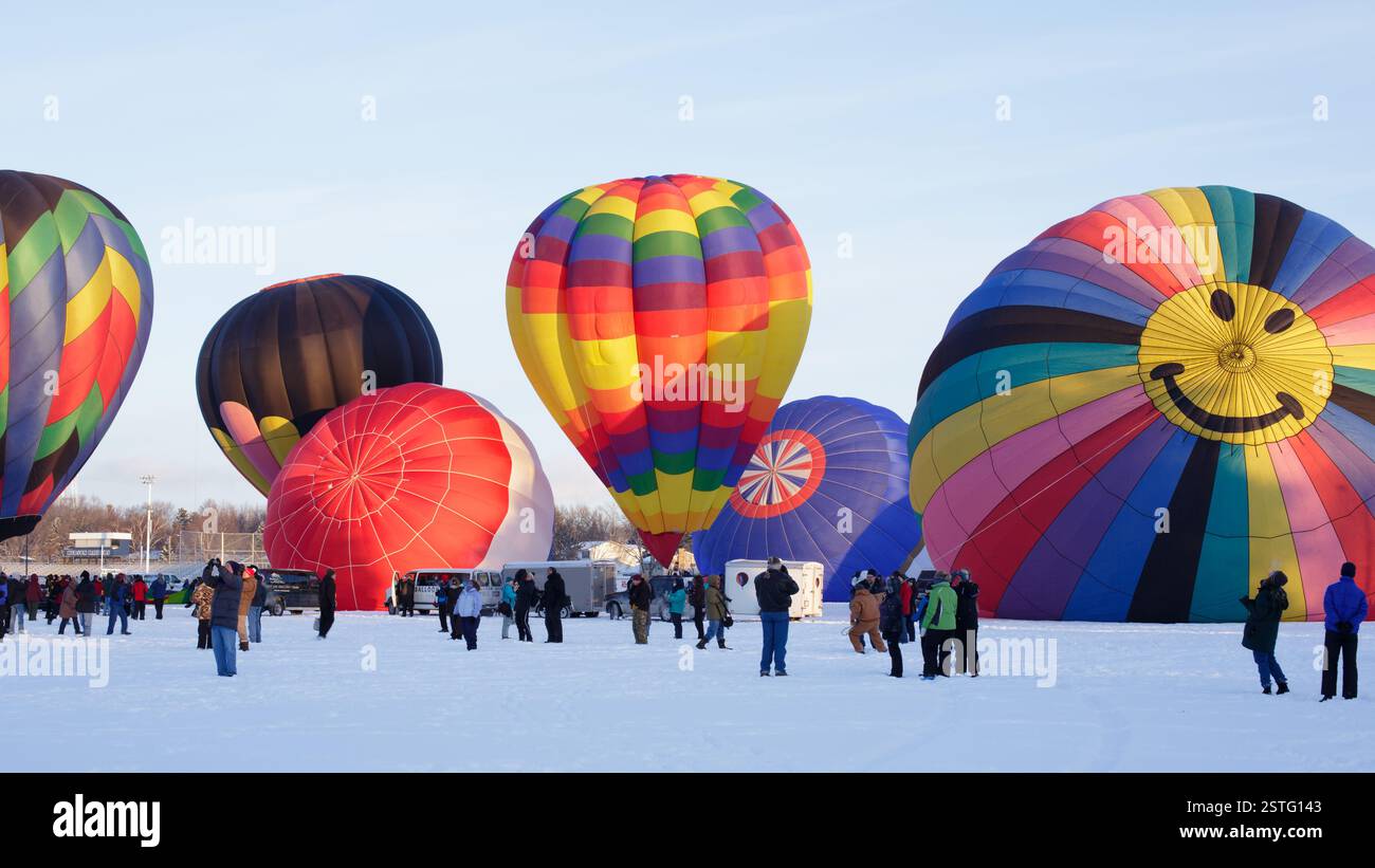 Les montgolfières gonflées lors d'un festival d'hiver par temps extrêmement froid. Wisconsin, États-Unis. Banque D'Images