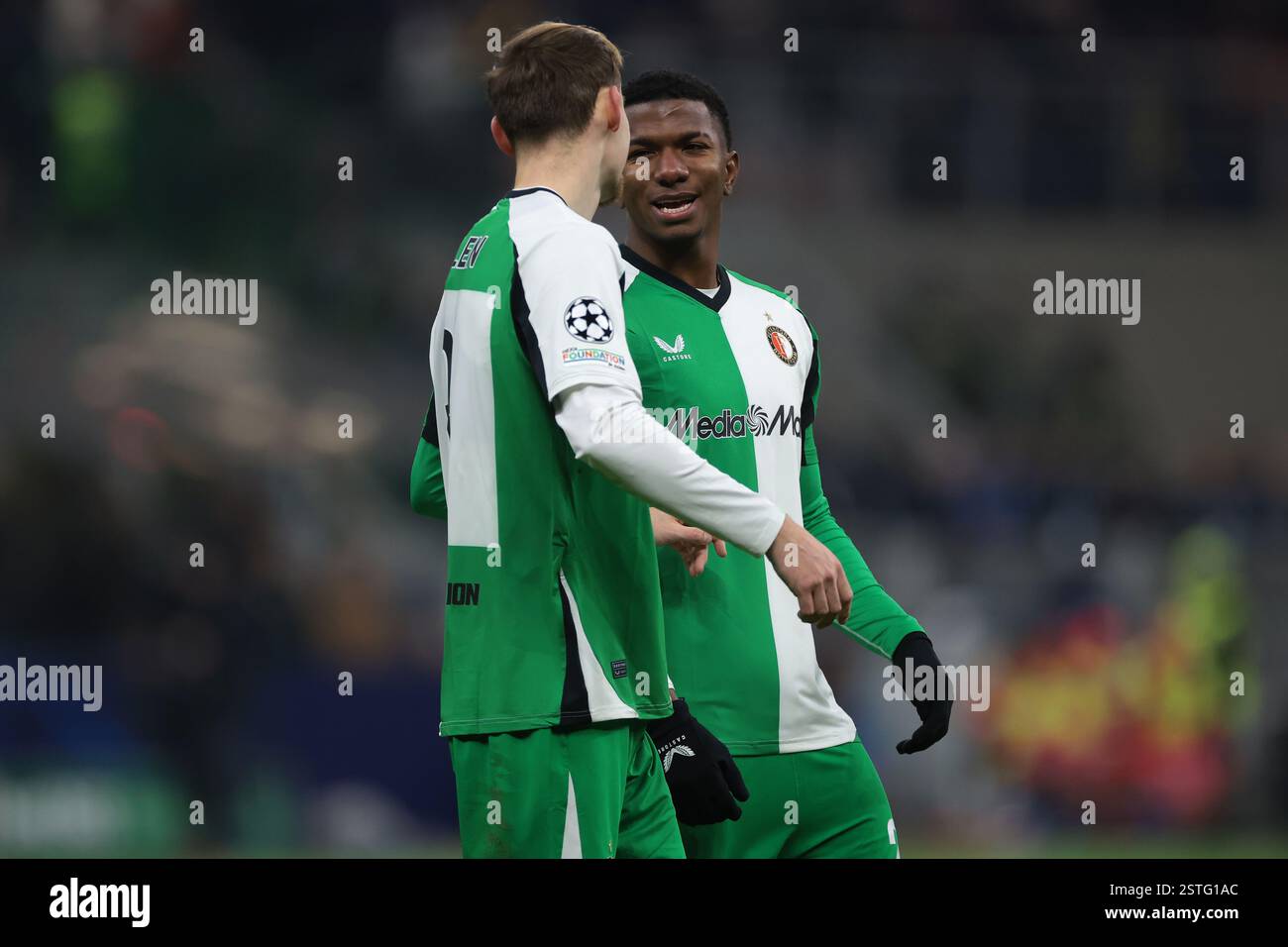 Milan, Italie. 18 février 2025. Jeyland Mitchell de Feyenoord réagit avec son coéquipier Thomas Beelen lors de l'UEFA Champions League, Play Off 2nd Leg match à Giuseppe Meazza, Milan. Le crédit photo devrait se lire : Jonathan Moscrop/Sportimage crédit : Sportimage Ltd/Alamy Live News Banque D'Images