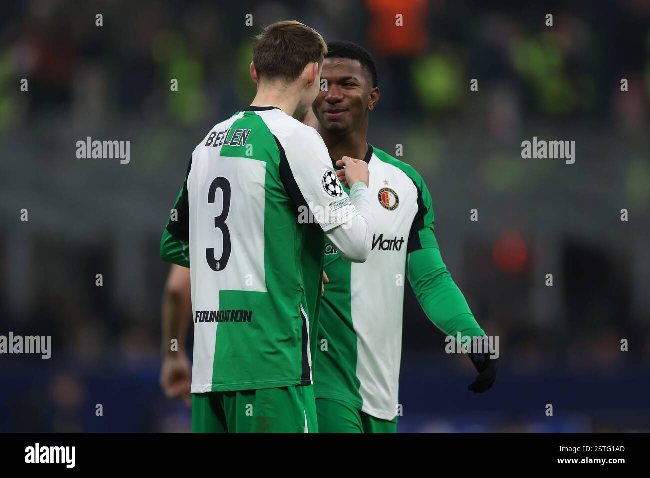 Milan, Italie. 18 février 2025. Jeyland Mitchell de Feyenoord réagit avec son coéquipier Thomas Beelen lors de l'UEFA Champions League, Play Off 2nd Leg match à Giuseppe Meazza, Milan. Le crédit photo devrait se lire : Jonathan Moscrop/Sportimage crédit : Sportimage Ltd/Alamy Live News Banque D'Images