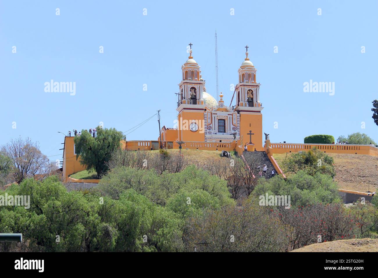 Cholula, Puebla, Mexique - 16 mars 2024 : la Grande Pyramide Tlachihualtepetl est la plus grande du monde et au sommet se trouve l'église notre-Dame Banque D'Images