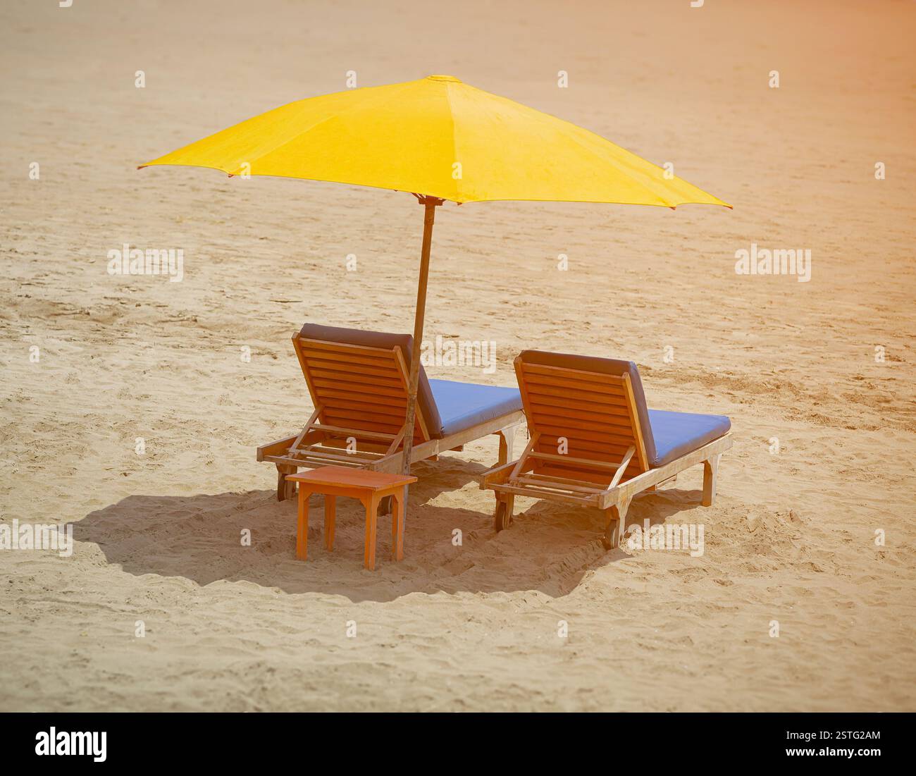 Deux chaises sur une plage tropicale Banque D'Images