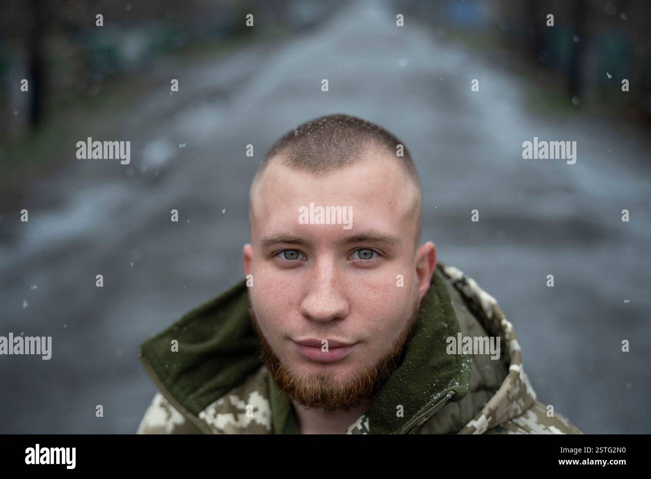 Portrait d'un soldat ukrainien, faisant partie de la brigade de drones vue en Ukraine. La guerre entre l’Ukraine et la Russie a montré comment les drones peu coûteux et inutiles, comme les kamikazes ou les modèles de largage de bombes, refaçonnent la guerre. Ces drones permettent des frappes précises et peu coûteuses et se sont avérés très efficaces pour perturber les opérations ennemies. En conséquence, ils modifient les stratégies militaires, annonçant un avenir où les drones jouent un rôle central dans le combat, réduisant ainsi la dépendance à des armes traditionnelles et coûteuses. Banque D'Images
