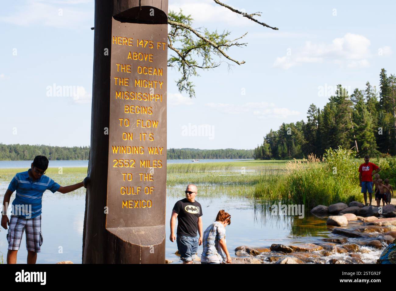 Marqueur et touristes dans le parc d'État du lac Itasca à la source du fleuve Mississippi - Minnesota du Nord, États-Unis. Banque D'Images