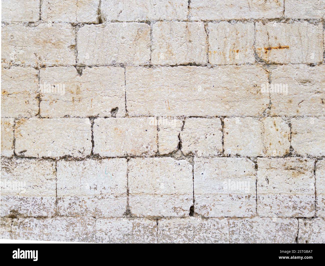 Vieux fond de mur de maçonnerie en blocs de calcaire blanchi à la chaux Banque D'Images