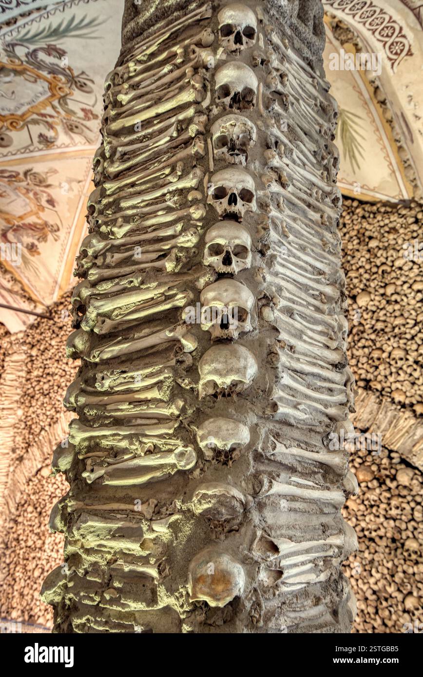 Evora, Portugal - 5 septembre 2023 : L'intérieur de la Capela dos Ossos ou Chapelle des os à Evora, Portugal Banque D'Images