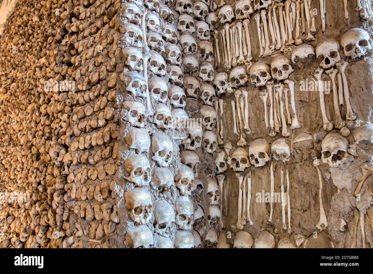 Evora, Portugal - 5 septembre 2023 : L'intérieur de la Capela dos Ossos ou Chapelle des os à Evora, Portugal Banque D'Images