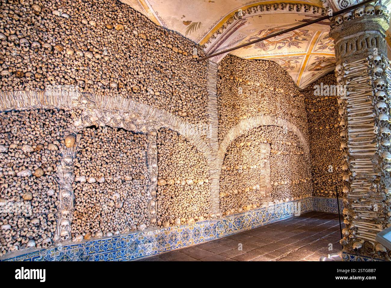 Evora, Portugal - 5 septembre 2023 : L'intérieur de la Capela dos Ossos ou Chapelle des os à Evora, Portugal Banque D'Images