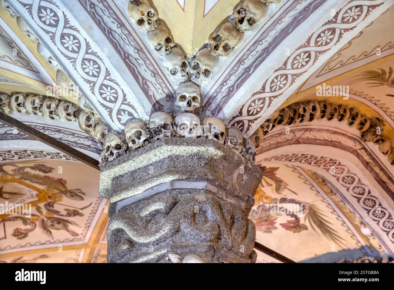 Evora, Portugal - 5 septembre 2023 : L'intérieur de la Capela dos Ossos ou Chapelle des os à Evora, Portugal Banque D'Images