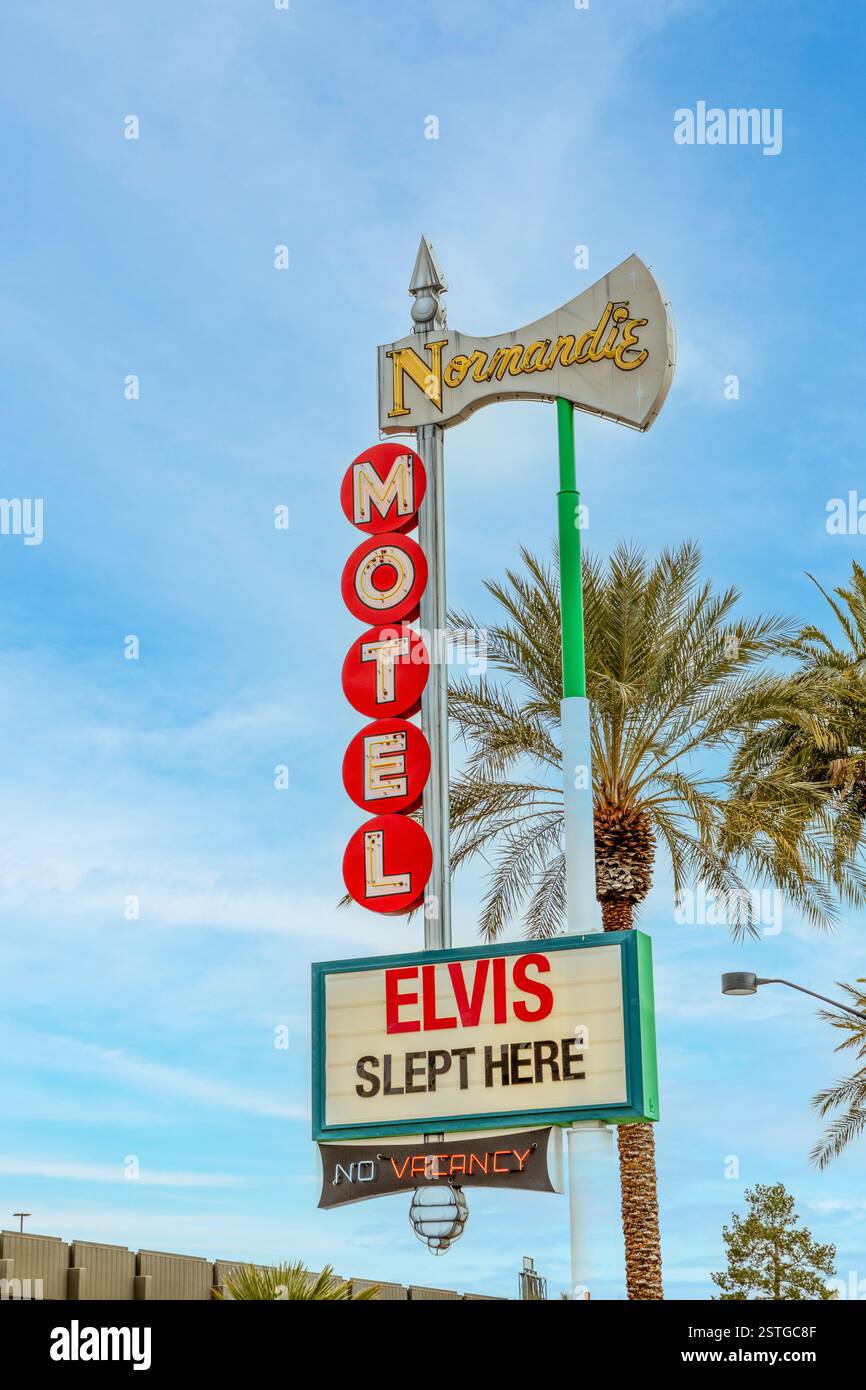 Las Vegas, États-Unis - 3 mars 2019 : vue au Neon Motel signe Normandie avec remarque Elvis a dormi ici à Las Vegas. Banque D'Images Las Vegas, États-Unis - 3 mars 2019 : vue au Neon Motel signe Normandie avec remarque Elvis a dormi ici à Las Vegas. Banque D'Images