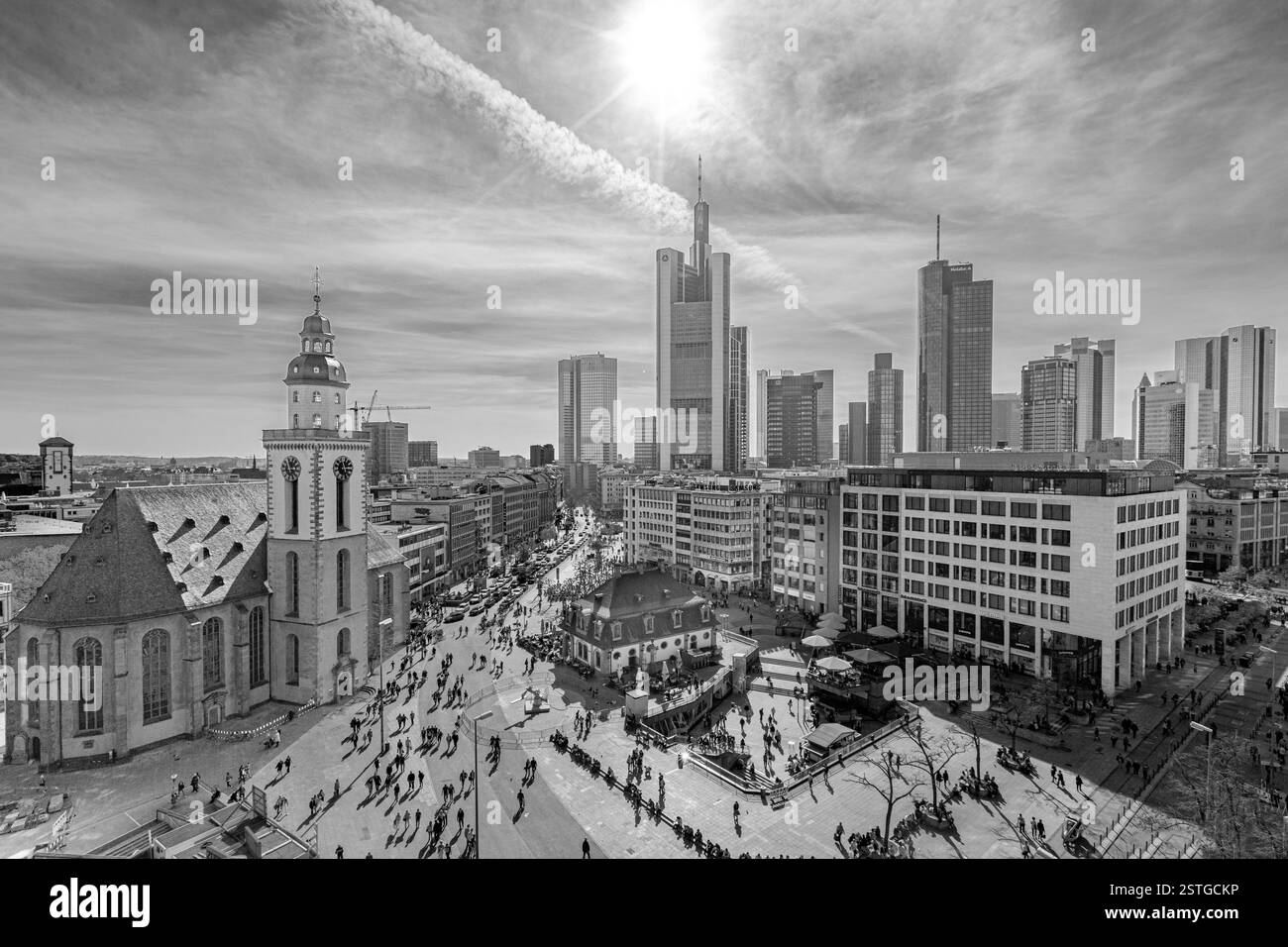 Francfort, Allemagne - 29 mars 2014 : vue panoramique sur l'horizon de Francfort-sur-le-main au soleil de midi avec Hauptwache et gratte-ciel du siège de la banque. Banque D'Images