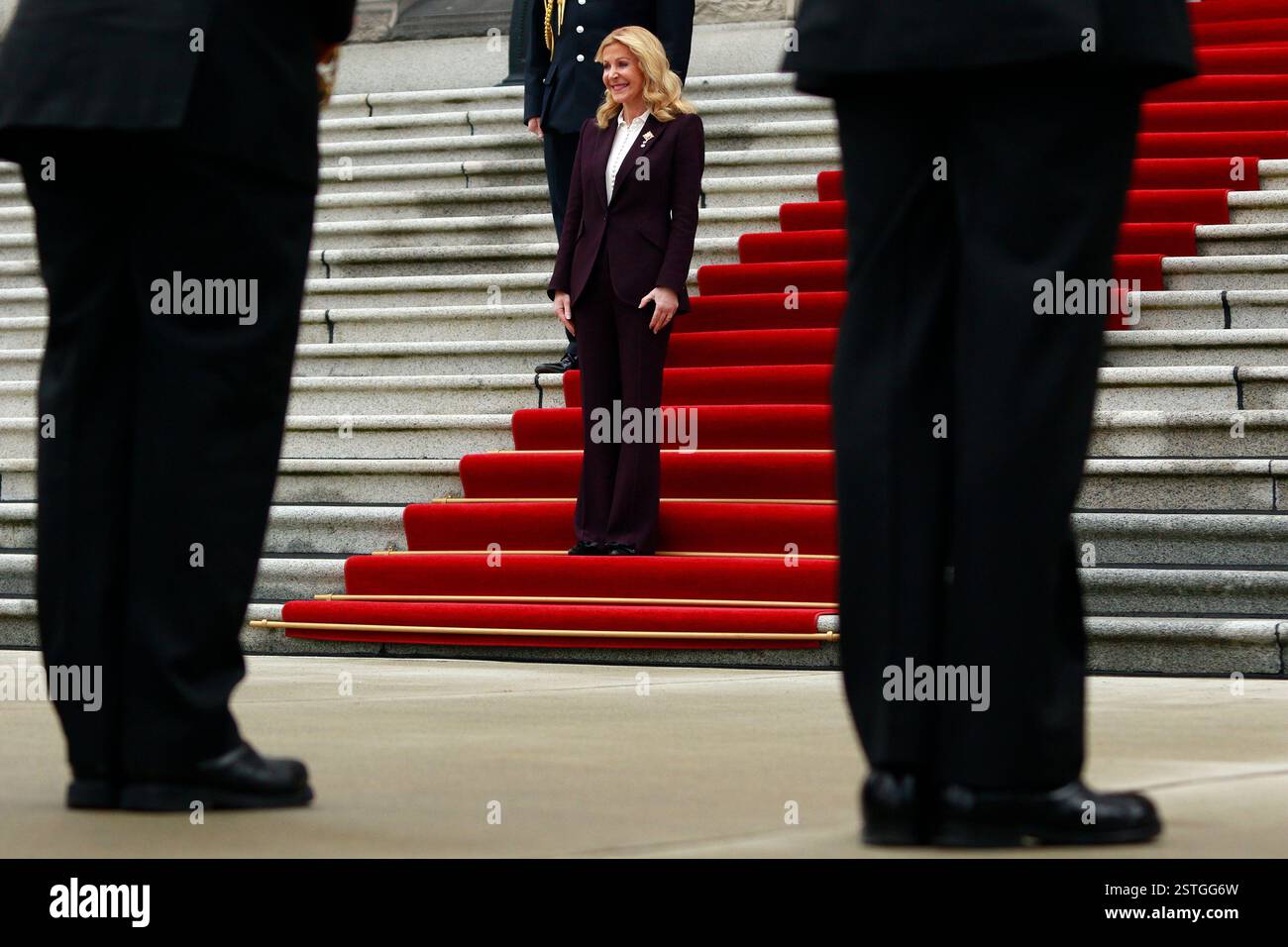 Victoria, Can. 18 février 2025. Lt.-Gov. Wendy Cocchia arrive aux premières marches de l’Assemblée législative avant de prononcer son premier discours du Trône à l’Assemblée législative de Victoria, en Colombie-Britannique, le mardi 18 février 2025. Crédit : la presse canadienne/Alamy Live News Banque D'Images