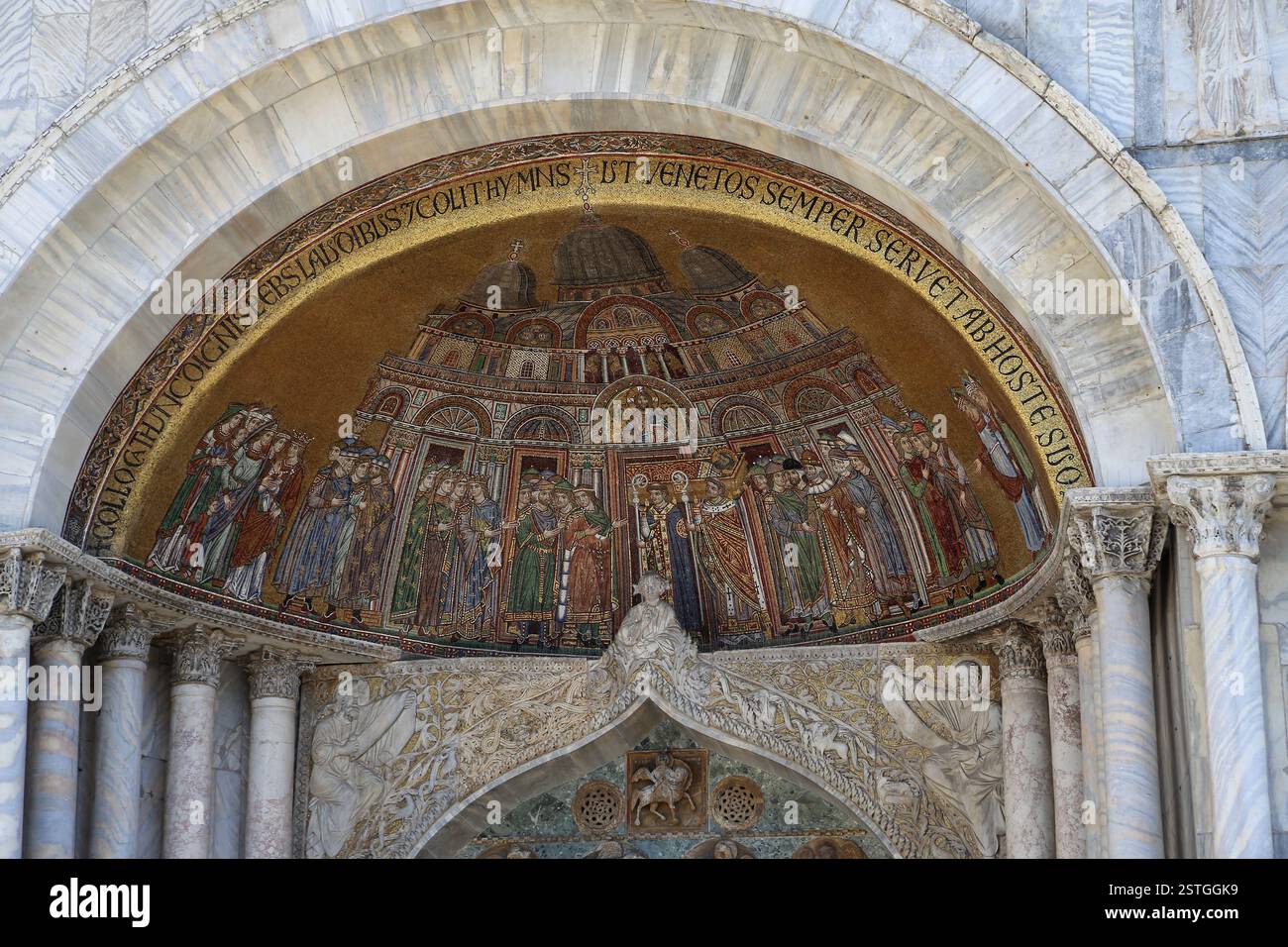 Basilique Mark, tympanum et lunette de St. Portail Alypius avec mosaïque 'relocalisation de St. Corps de Mark'. Byzantine. xiiie siècle. Venise. Italie. Banque D'Images
