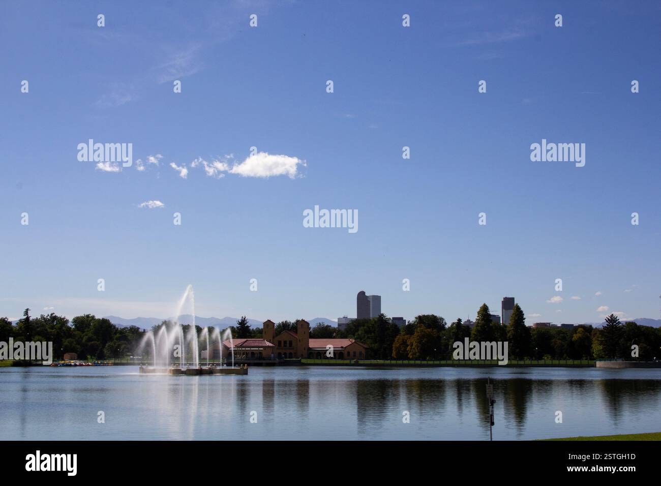 Une cascade d'eau sur un étang des jardins botaniques de Denver complète l'exposition Alexander Calder. Banque D'Images