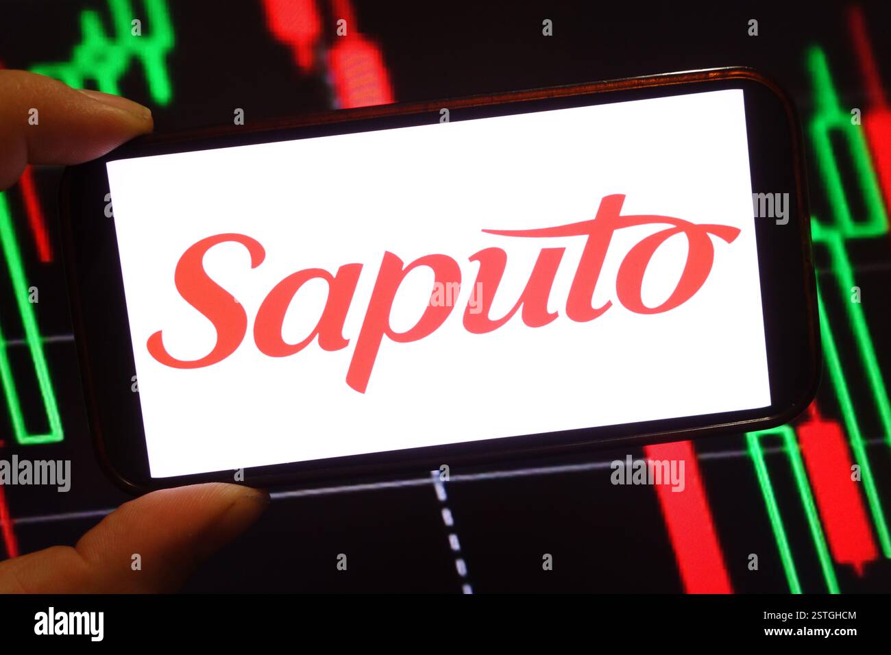 Dans cette illustration photo, le logo de la société Saputo Inc est affiché sur l'écran d'un smartphone. Banque D'Images