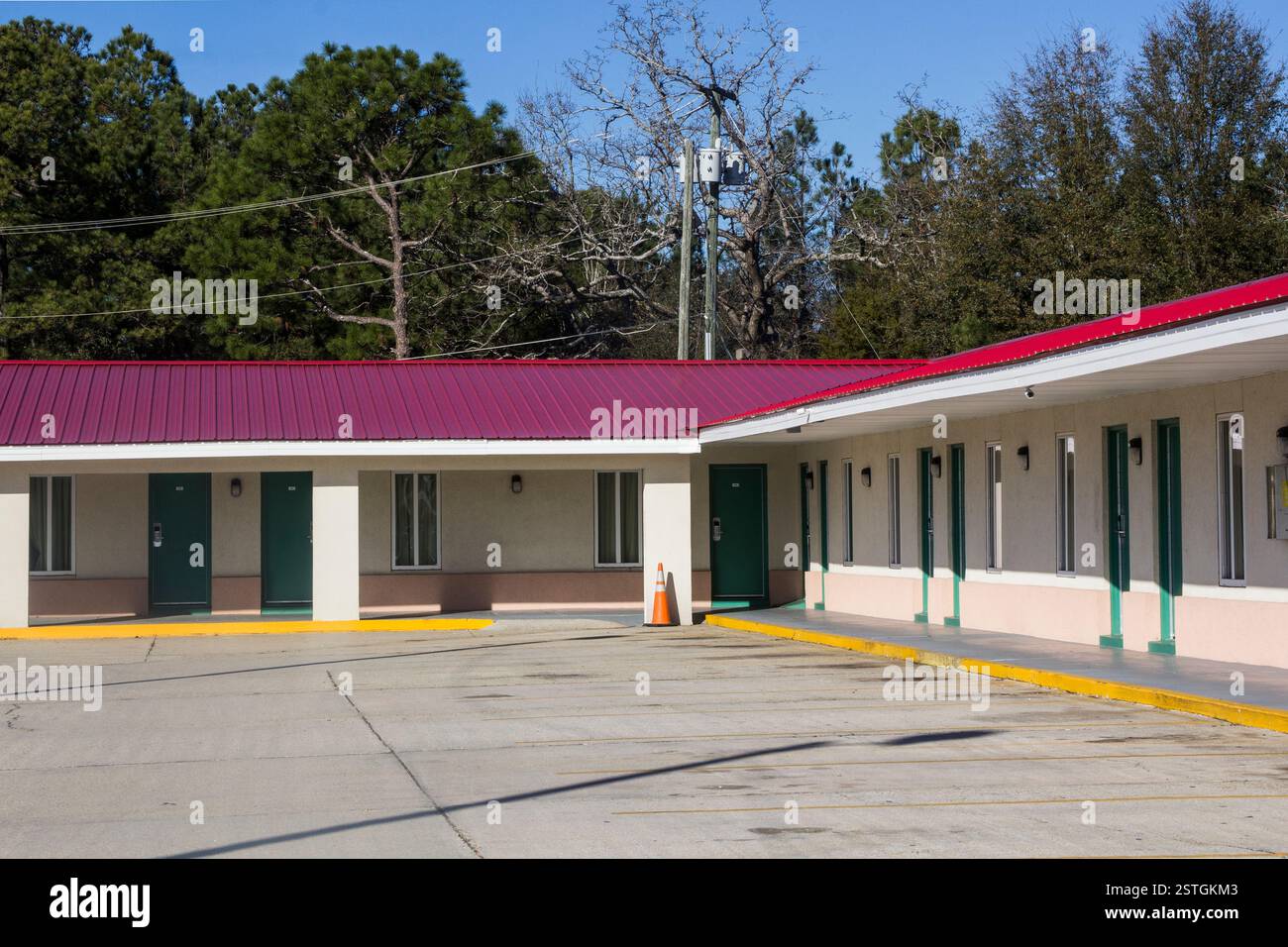 Des lignes géométriques et des couleurs roses et vertes éclatantes définissent ce motel moderne du milieu du siècle, un témoignage du style architectural de son époque. Banque D'Images