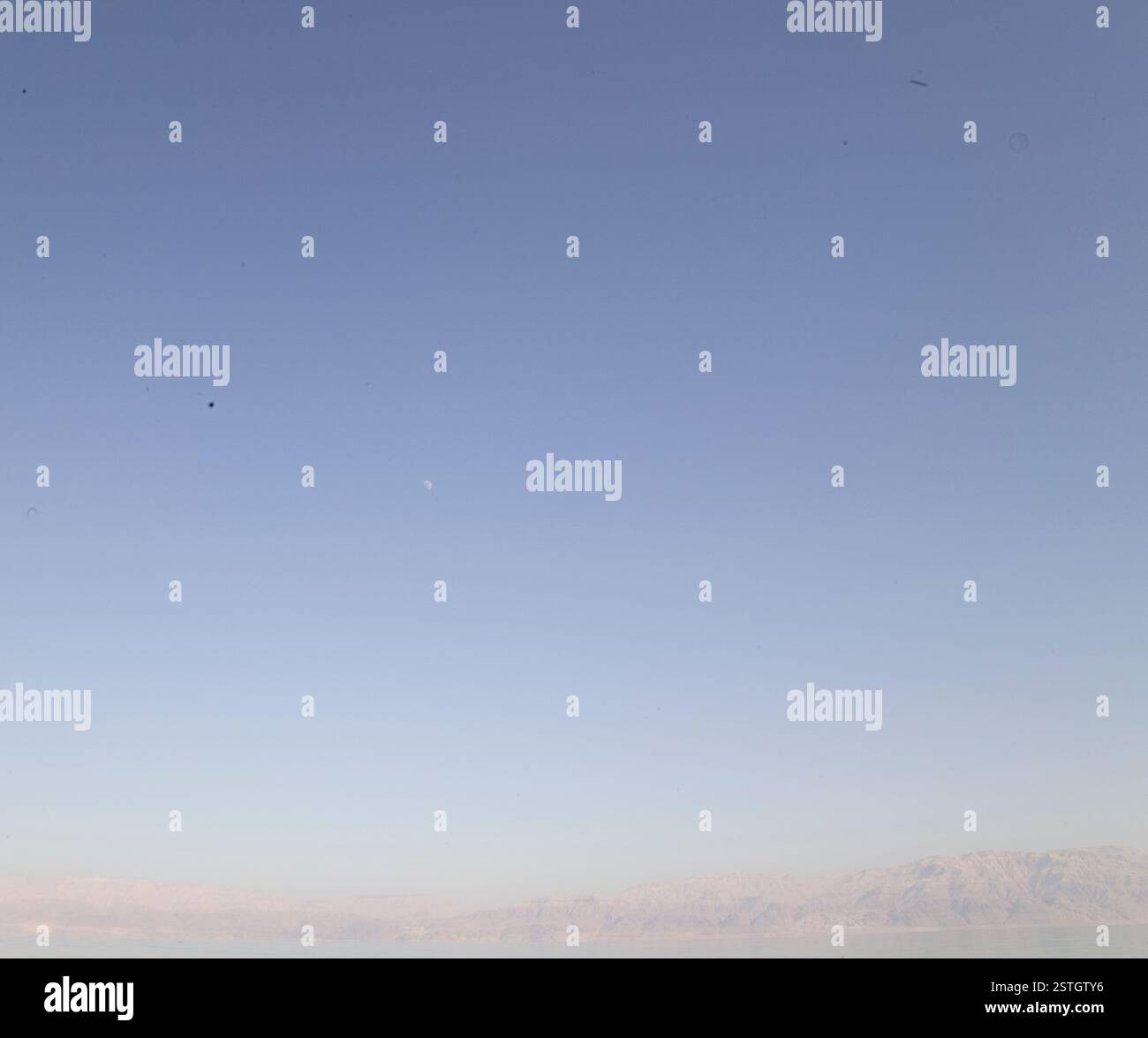 Le rivage en recul de la mer morte, mettant en valeur les effets du changement climatique sur cette merveille naturelle. Banque D'Images