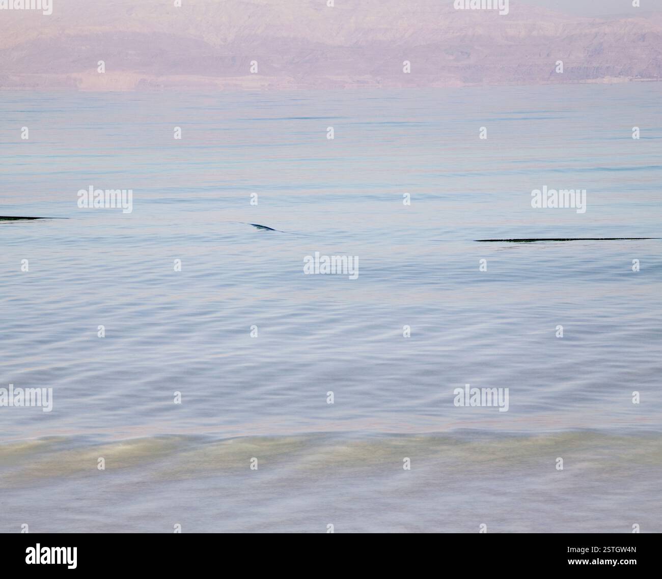 Vue sur l'océan de la mer morte, capturant son paysage minimaliste unique et ses eaux sereines riches en sel. Banque D'Images