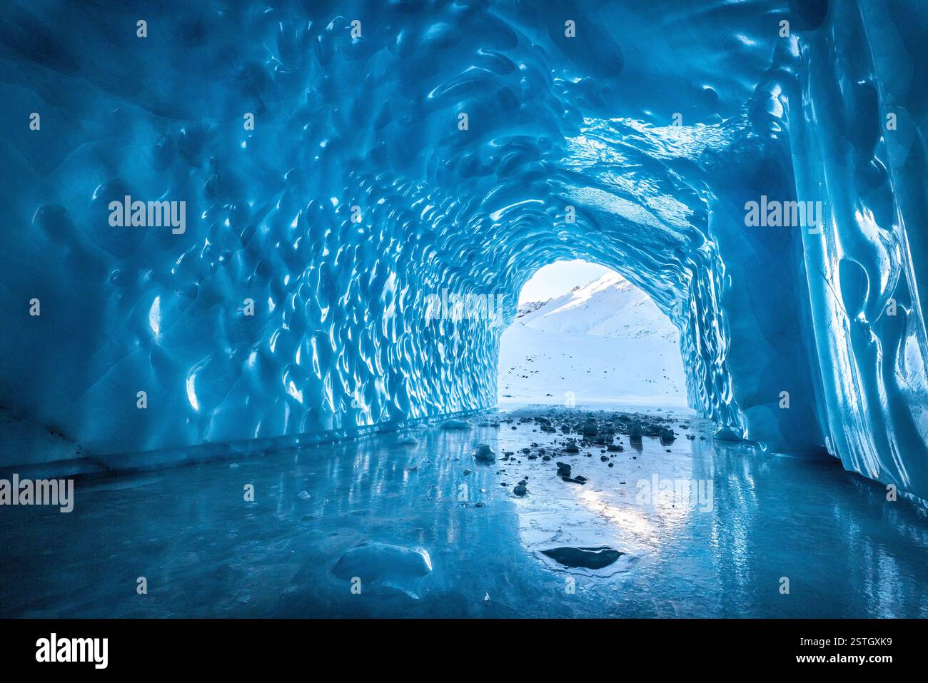 L'entrée dans une grotte de glace massive dans le glacier Matanuska en Alaska est une aventure de voyage remplie de beauté naturelle et d'émerveillement Banque D'Images