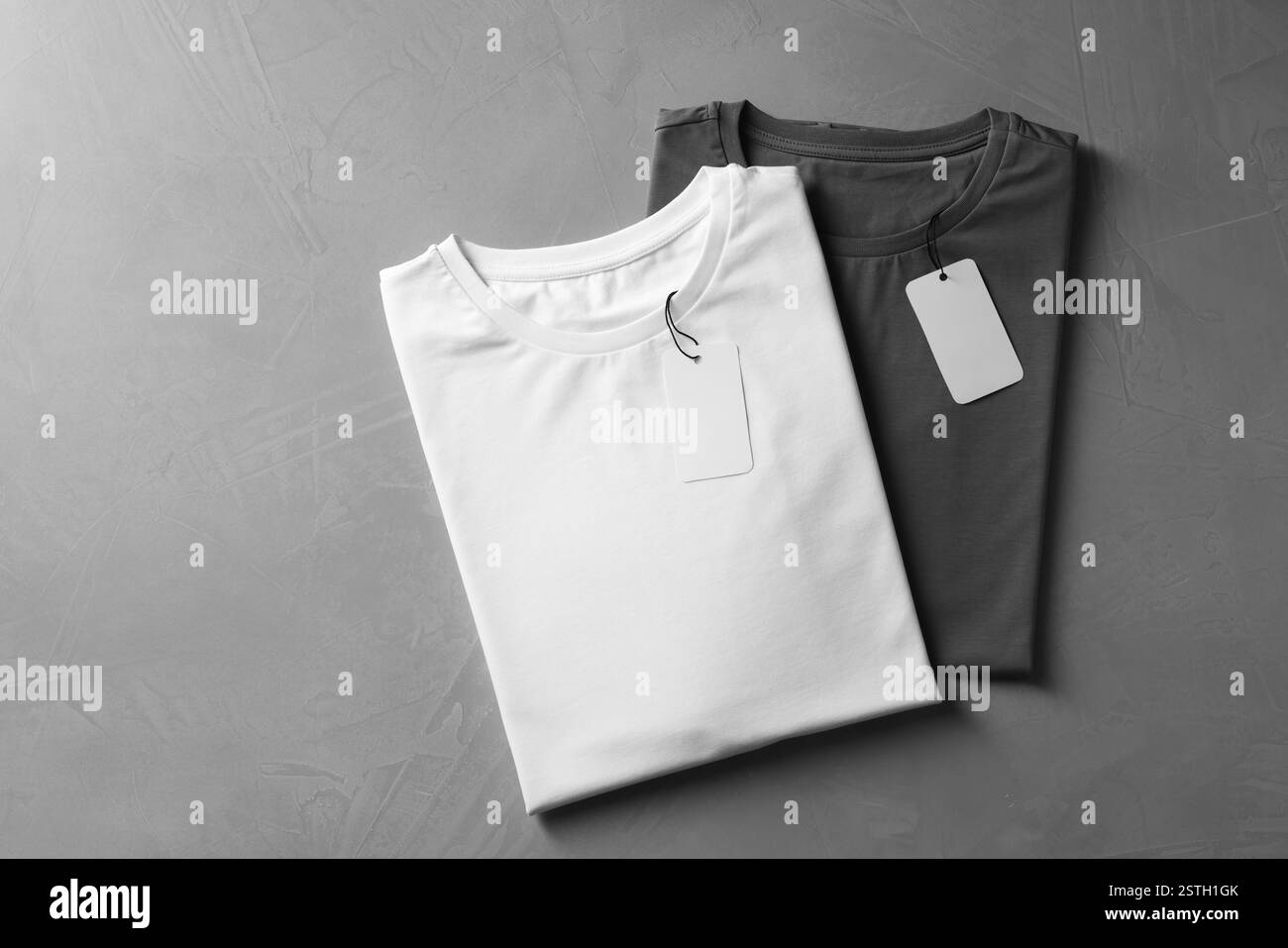 Différents t-shirts vierges sur fond gris, vue de dessus. Maquette pour le design Banque D'Images