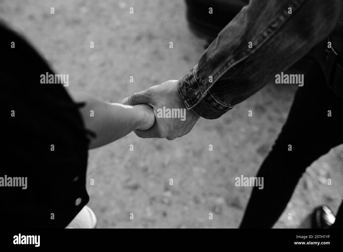 Mains féminines et masculines ensemble Banque D'Images