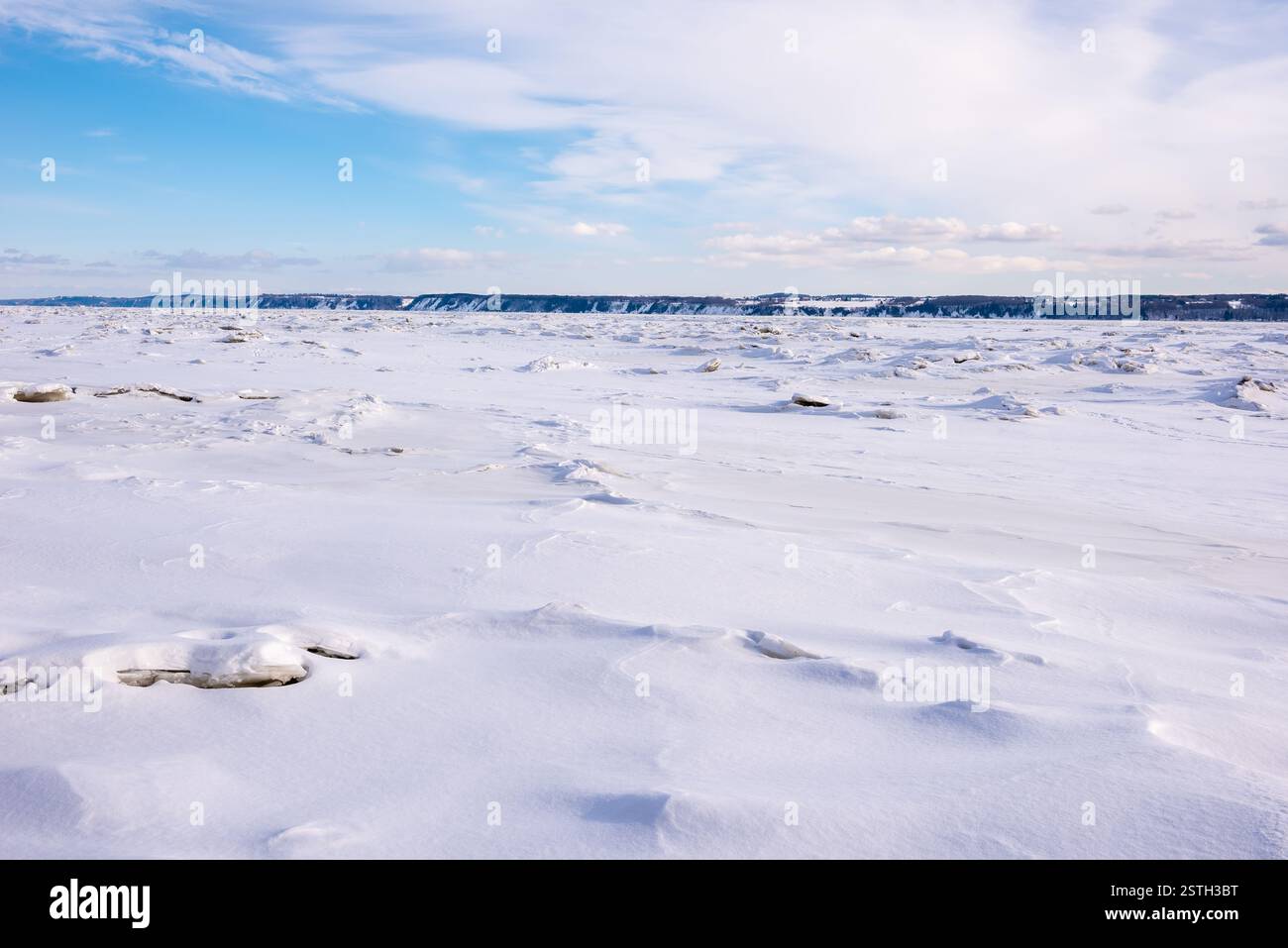 Paysage hivernal du fleuve St Laurent glacé devant Neuville (Neuville, Québec, Canada) Banque D'Images