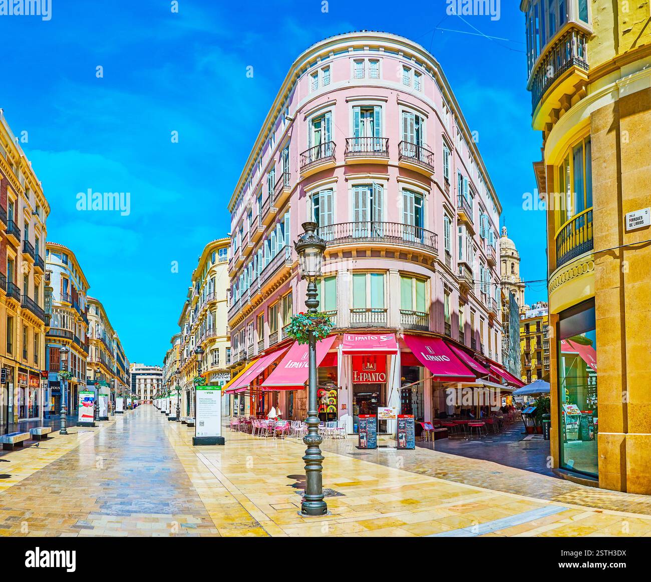 MALAGA, ESPAGNE - 26 septembre 2019 : La Pittoresque édifice dans la Calle Larios avec demi-rondes d'angle et d'un restaurant au rez-de-chaussée, le Banque D'Images