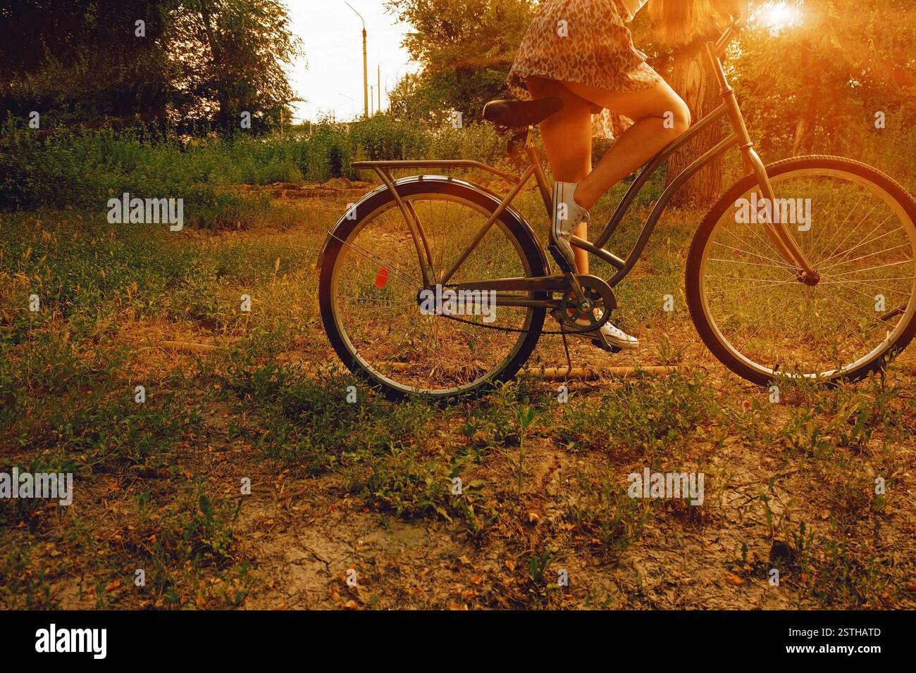 Image vintage de jeune femme hipster sur fixie de vélo de ville au parc. Summertime. Adolescente liberté avec ses joyeuses vacances trave Banque D'Images