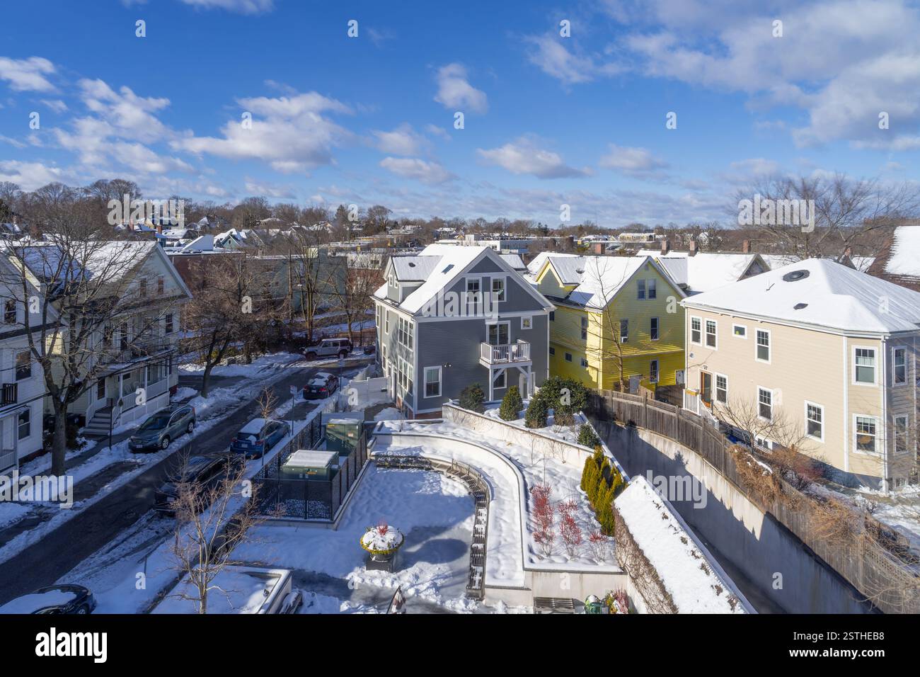Cambridge, Massachusetts, États-Unis - 17 février 2025 - déplacement de nuages au-dessus des maisons et des bâtiments à porter Square Area à Cambridge, ma sur un froid et su Banque D'Images