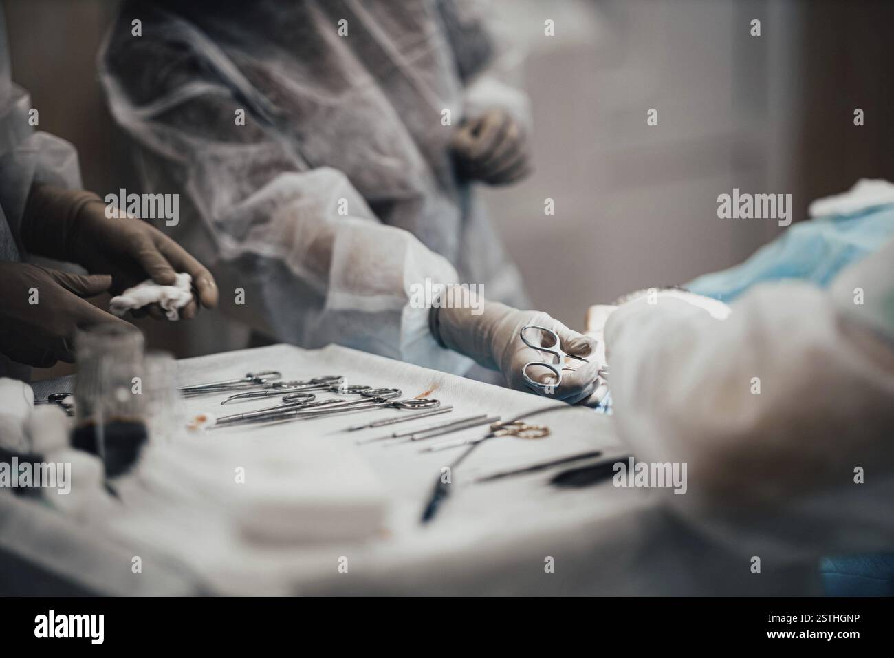 L'équipe médicale effectue une opération chirurgicale avec des outils sur un plateau, mettant l'accent sur le travail d'équipe et la précision Banque D'Images