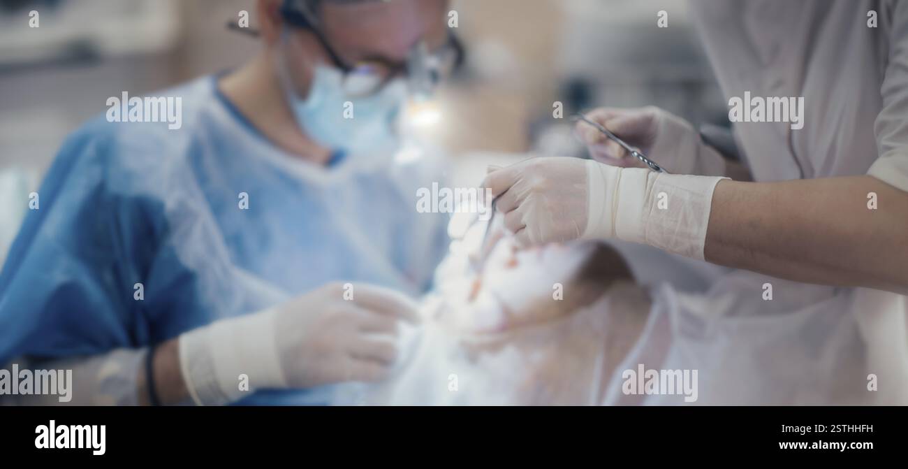 Deux chirurgiens travaillant ensemble, mettant en valeur le travail d'équipe dans un cadre clinique Banque D'Images