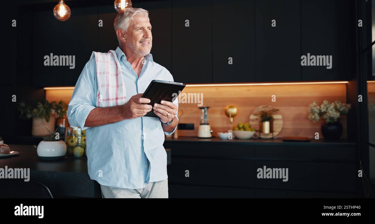 Homme mature, tablette et idée avec tutoriel de cuisine, méthode de dîner ou guide en ligne à la maison. Penser, apprendre et personne senior dans la cuisine avec Banque D'Images